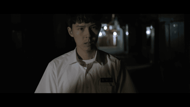 어두운 골목길을 걸어 나오는 화가 난 학생