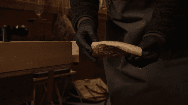 아늑한 작업실에서 나무를 살펴보는 목공예가