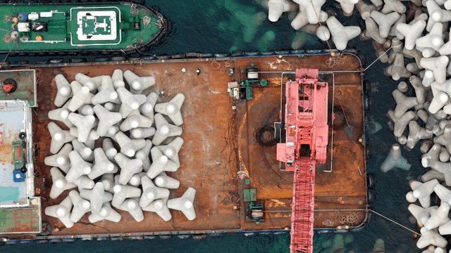 바다 위 바지선의 콘크리트 방파제 블록