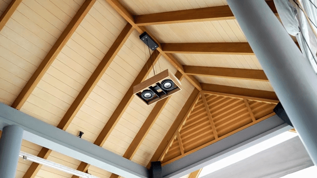 현대적인 조명이 있는 나무 천장