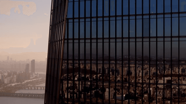 강이 뒤로 있는 현대적인 고층 건물