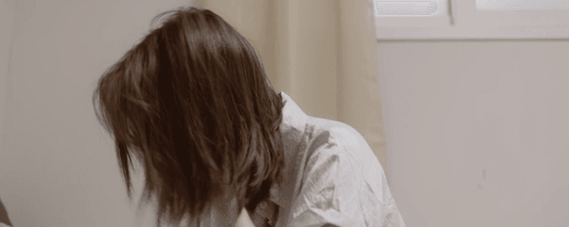 방에서 우는 여성