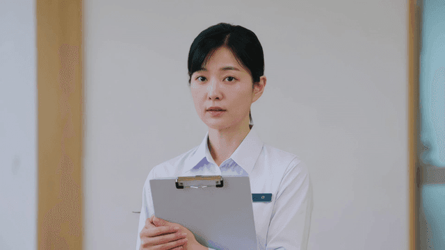 클립보드를 들고 있는 여성