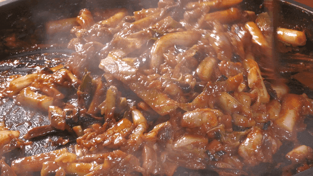 팬에서 요리 중인 매운 닭갈비