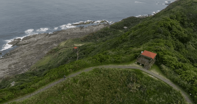 바다 옆의 경치 좋은 산길