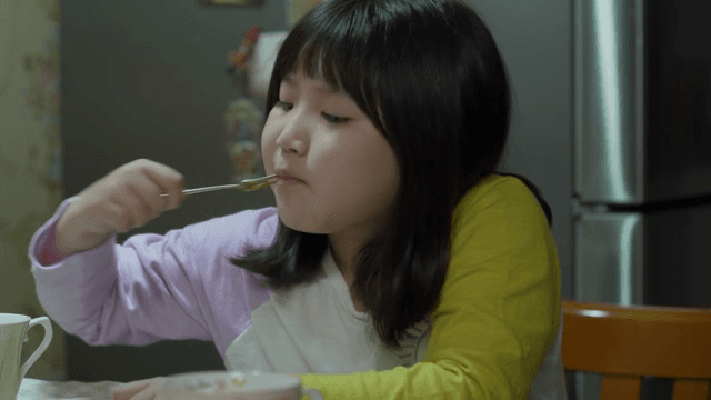 식탁에서 식사하는 아이