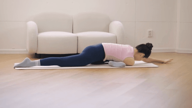 실내에서 스트레칭을 하는 여성