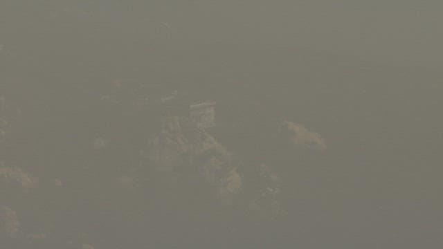 뿌연 대기 속으로 보이는 산 풍경