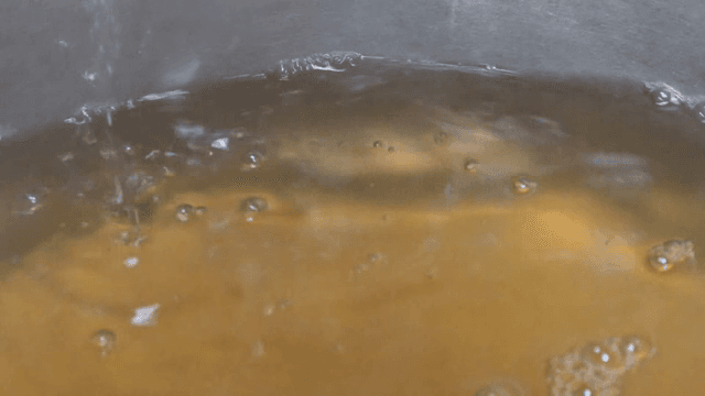 냄비에서 끓고 있는 육수