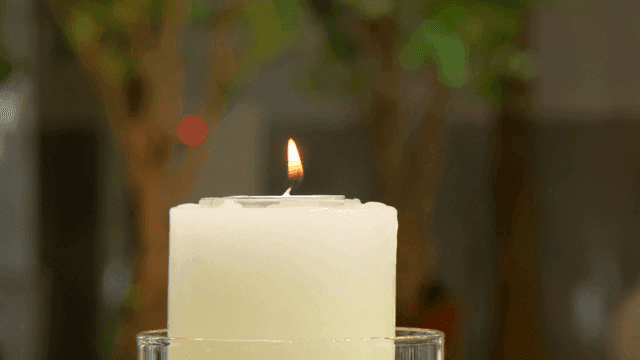 실내에서 부드럽게 타오르는 촛불