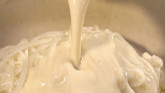 콩물이 부어지는 콩국수