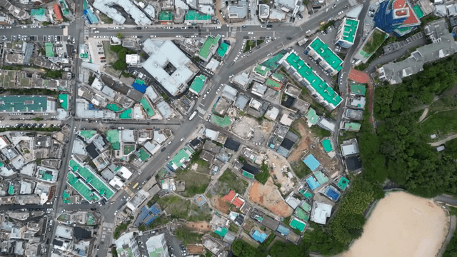 녹색 지붕이 있는 마을의 항공 뷰