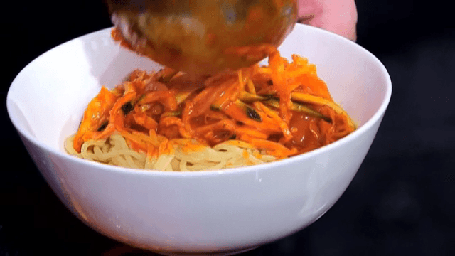 짬뽕소스를 면 위에 올리는 모습