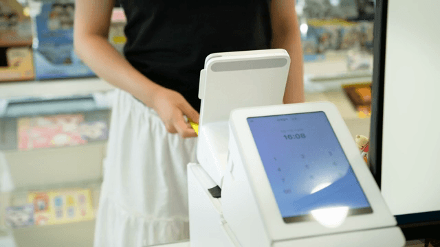 가게에서 터치스크린을 사용하는 사람