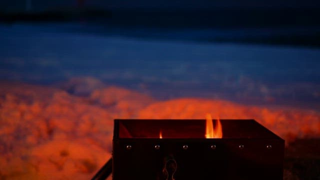 밤을 밝히는 휴대용 화로의 모닥불