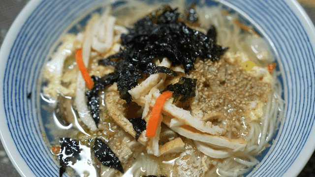 김가루와 채소가 들어간 잔치국수