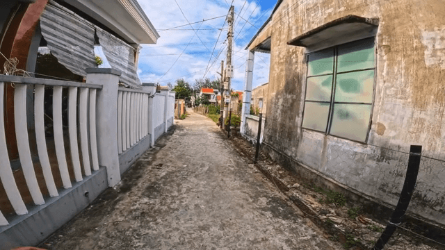 주택 사이의 좁은 골목길