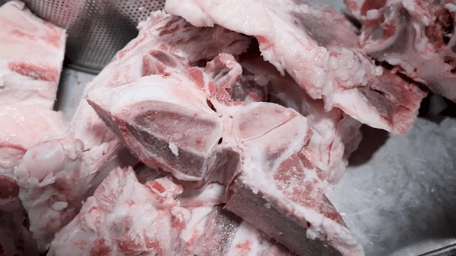 금속 쟁반 위의 생고기 조각