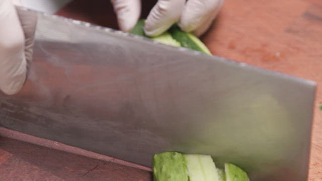 신선하고 아삭한 오이를 썰어 만드는 오이무침