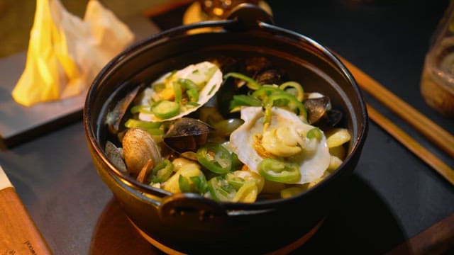 신선한 쑥이 얹어지는 조개탕