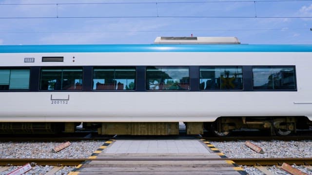 철도를 따라 지나가는 기차