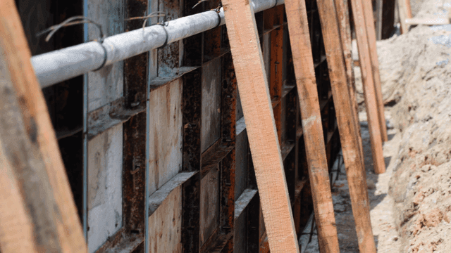 나무 판자가 있는 건설 현장