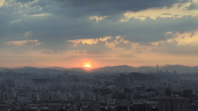 도시 스카이라인 위로 뜨는 해