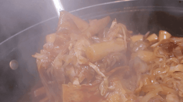 A ladle of spicy tteokbokki