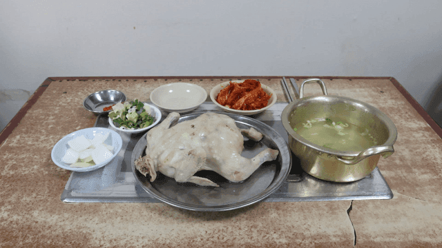 닭백숙과 반찬이 차려진 식탁