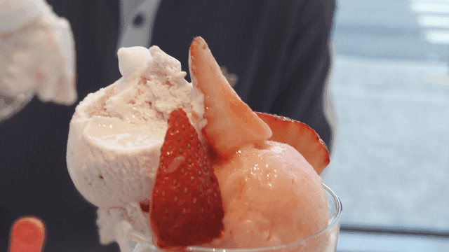 Strawberry ice cream with fresh slices