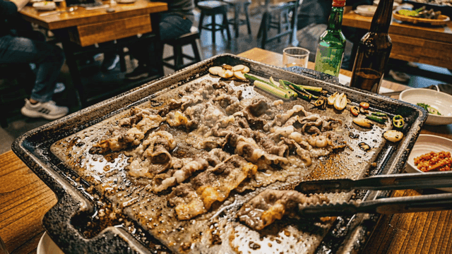 Thinly sliced ​​pork belly grilled on hot iron plate