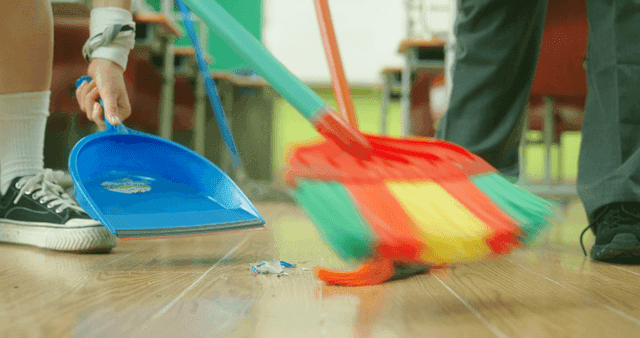 빗자루로 교실 바닥 청소하기