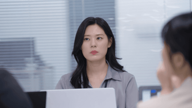 집중적인 토론이 있는 사무실 회의