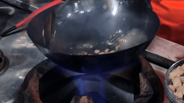 뜨거운 웍에서 다진 마늘 볶기