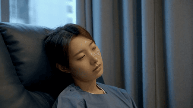 휴게실 의자에 앉아 쉬는 지친 간호사