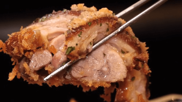 젓가락으로 집은 바삭한 튀김족발