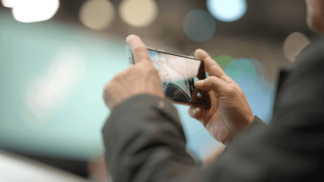 스마트폰으로 촬영하는 사람