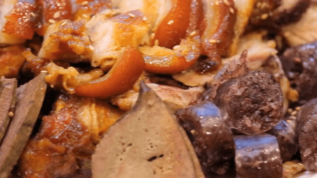 족발과 순대가 담긴 접시