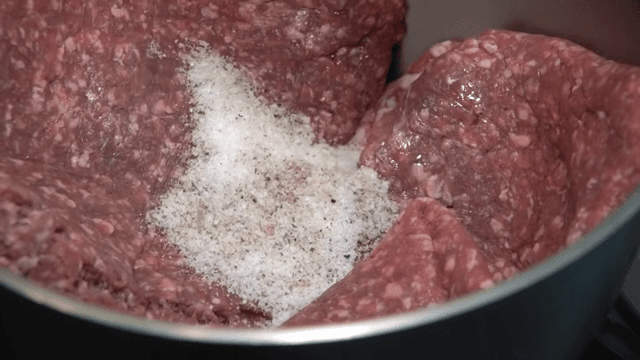 그릇에 담긴 다진 고기에 소금과 후추