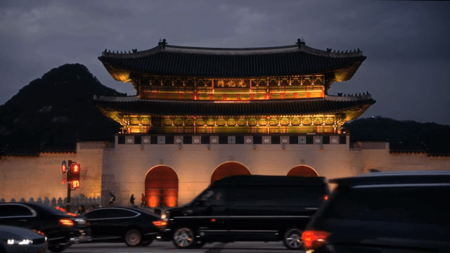밤에 조명이 켜진 광화문