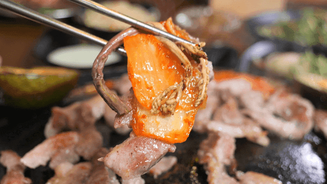 그릴 위의 김치와 구운 돼지고기