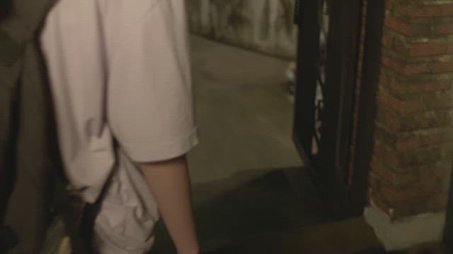 백팩을 매고 아버지가 있는 집안으로 들어가는 여학생