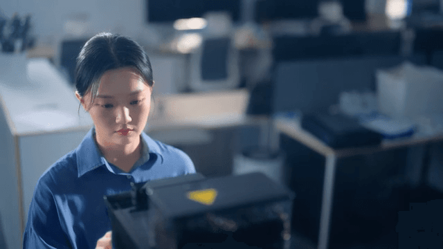 사무실에서 커피 머신을 사용하는 여성