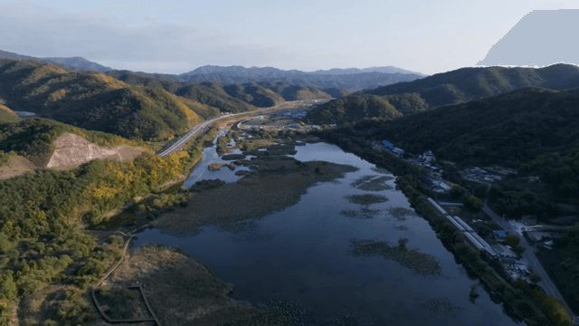 고요한 호수와 광활한 산