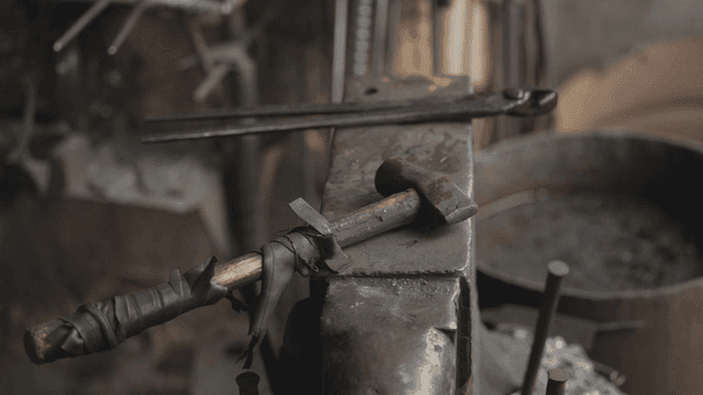 작업장에 놓인 모루 위의 망치