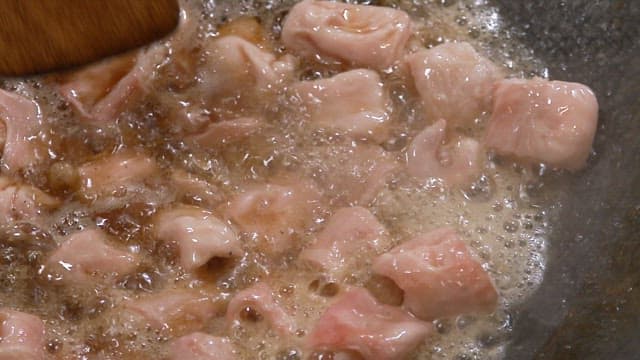 뜨거운 팬 위에서 기름에 지글거리는 돼지 막창 구이