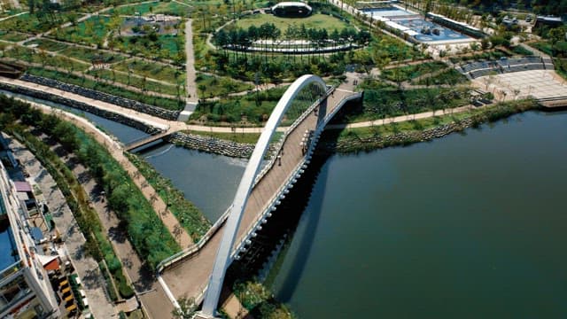 평화로운 호수공원의 사람들이 다니는 다리