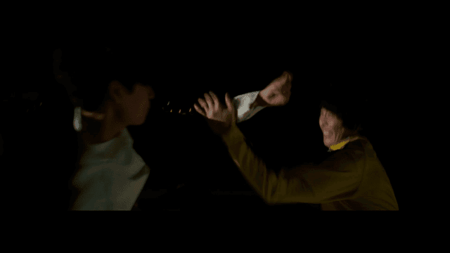 두 남자의 야간 무술 장면