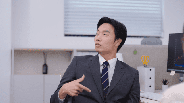 동료들과 회의 중인 사무실