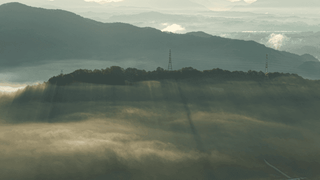 햇살이 비치는 안개 낀 산